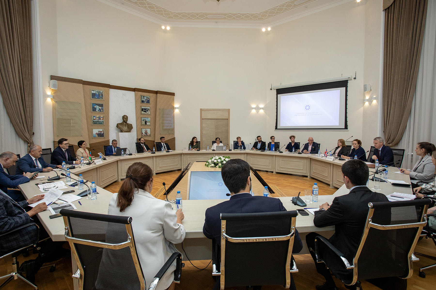 Roundtable on transition to green energy in Azerbaijan was held