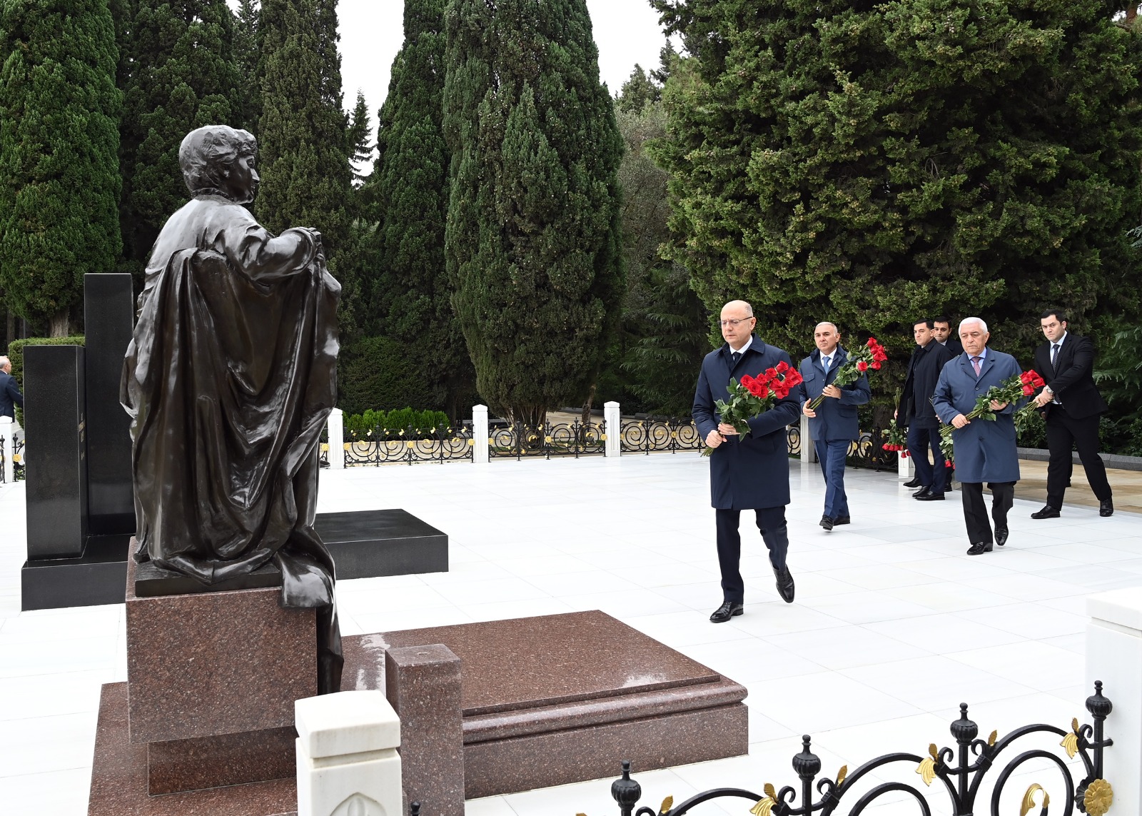 Energetiklər Ulu Öndər Heydər Əliyevin məzarını və Şəhidlər xiyabanını ziyarət ediblər