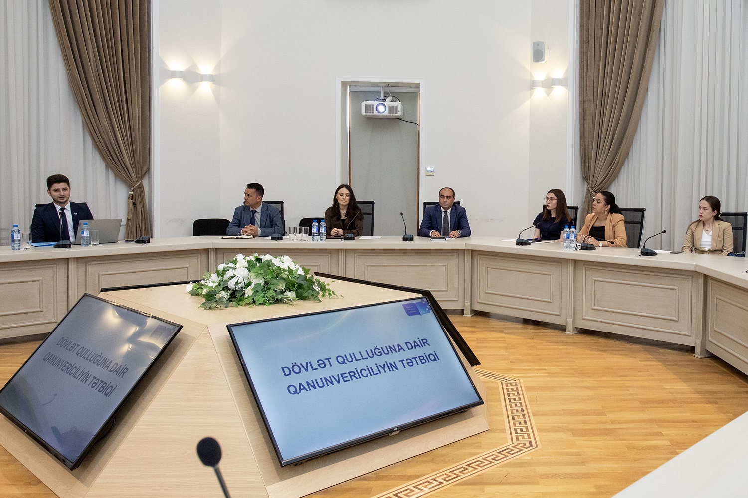 Dövlət qulluğuna dair maarifləndirici təlim keçirilib