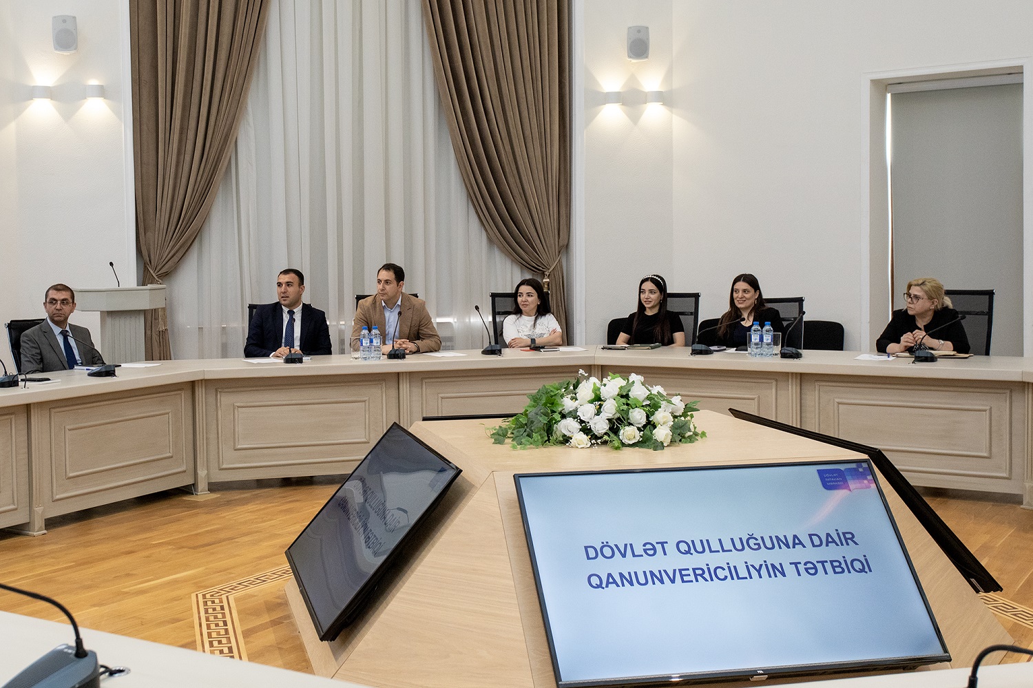 Dövlət qulluğuna dair maarifləndirici təlim keçirilib