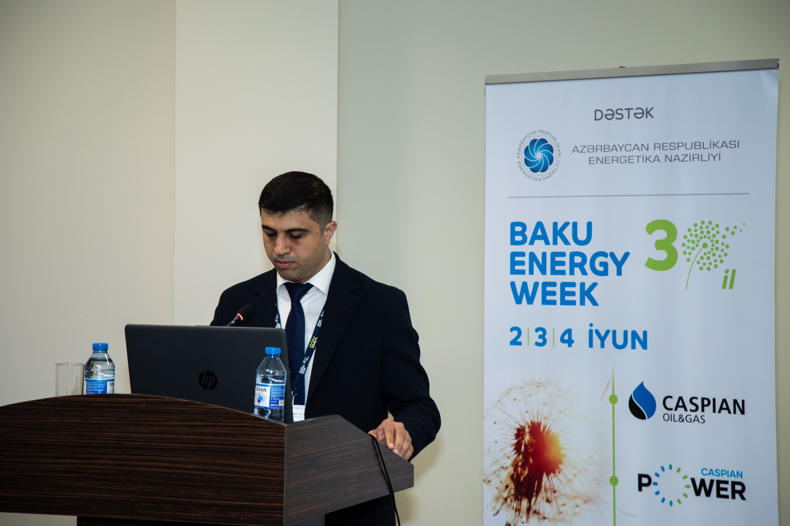 Bakı Enerji Həftəsi çərçivəsində Energetika Nazirliyinin təşkilatçılığı ilə “Enerji səmərəliliyinin təkmilləşdirilməsində kiçik güclü bərpa olunan enerji layihələrinin aparıcı rolu” adlı yan tədbir keçirilib